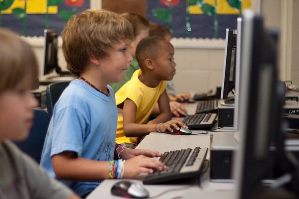 niños con ordenadores