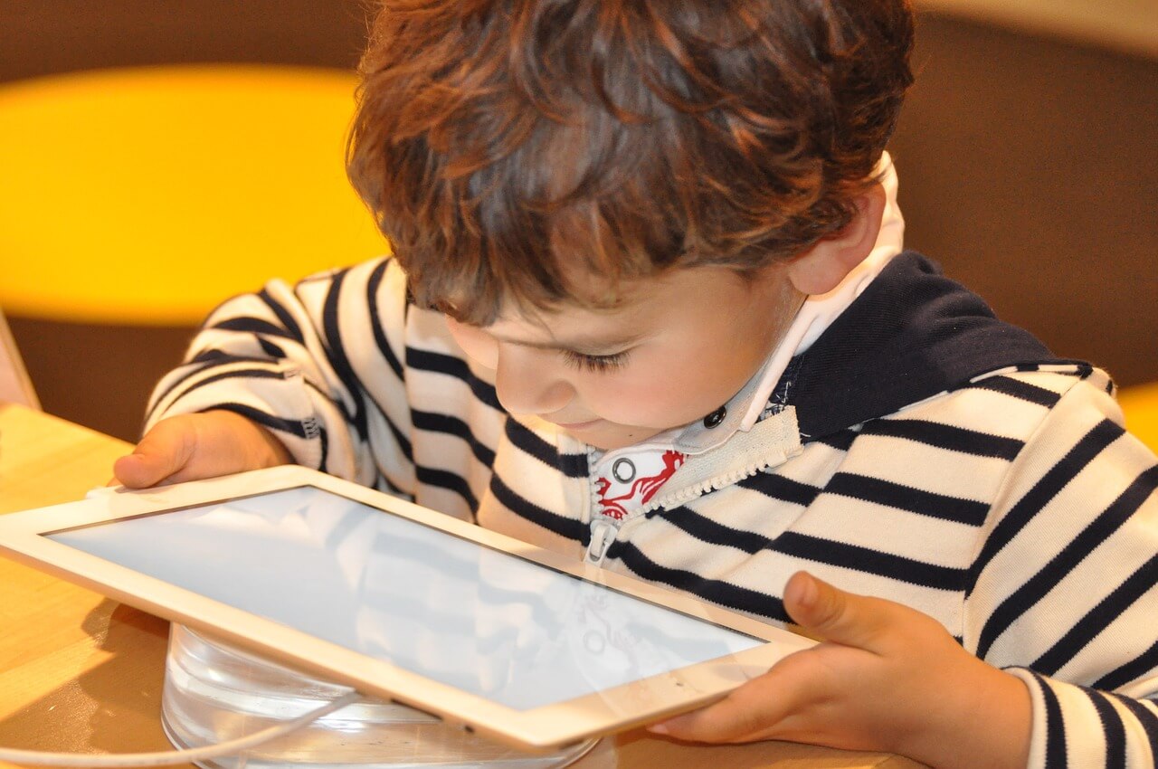 niño con tablet