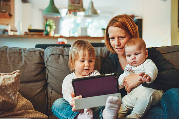 Familia con dispositivos electrónicos